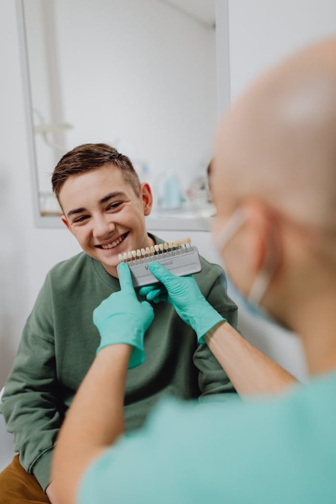 Strahlendes Lächeln ein jungen Mannes beim überprüfen des Bleaching Ergebnisses bei Smile Bright Düsseldorf